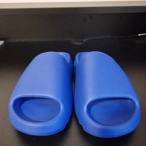 YEEZY SLIDES  - Helt oanvända YZY Slides med låda och allt som kommer med. Har Order bekräftelse från Adidas för att bevisa att de är äkta. 