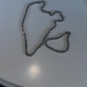 Silverfärgat rost fort stål  halsband och armband - Snyggt silverfärgat halsband med en kedjedesign. Perfekt för att ge en stilren touch till din outfit. Passar bra till både vardag och festliga tillfällen.