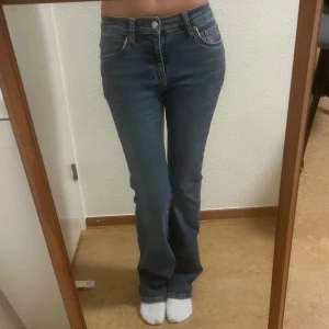Blå bootcut jeans -  blå bootcut jeans med låg midja🩷 från Gina Tricot