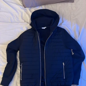 Reiss cardigan - Säljer nu denna cardigan för att jag inte har nån användning av den längre. Den är i ny skick 10 av 10 bara att höra sv er om funderingar. Passar 170-175cm. Nypris 2,500kr