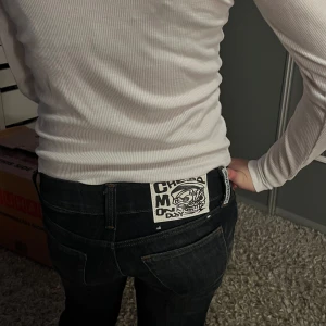 ribbad långärmad topp🥂 - Säljer en så vacker vit ribbad topp med lång ärm och v-ringning. Perfekt för en enkel och snygg look. Passar bra till jeans eller kjol.🥂🤍🍸Från Lager 157🫰🏼