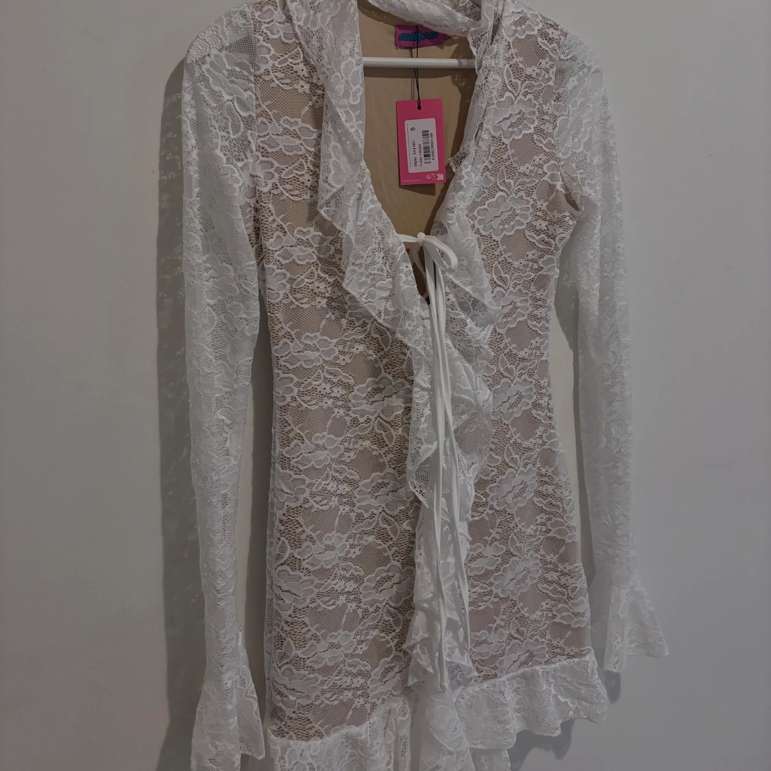 Vit spetsklänning med volangdetaljer - 1