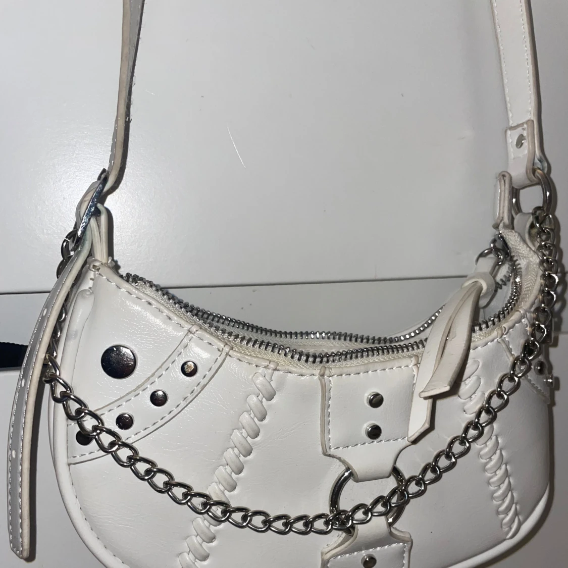 Vit axelväska med kedjedetalj - 2