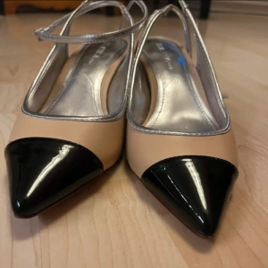 Klackskor från Zara - SÅ fina klackskor från Zara. Köpta på vinted i somras men dom är tyvärr lite stora på mig och glappar. Strl 36, jag har 35/36 i skor. Klackhöjden är 6cm. Svart spets, beige klack och silvriga detaljer inne i skon och spännet. Använda av tidigare ägare men i väldigt fint skick 🤍