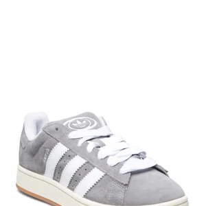 Grå Adidas Campus 00 sneakers - Använda två gånger. Nästan helt i nyskick. Skokartong finns. Köpta på Nelly!