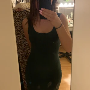 Mörkgrön klänning från Shein - Snygg grön klänning från Shein i en tight passform. (Kolla andra bilden för att se färgen bättre) 