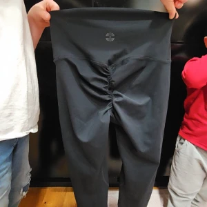 Better bodies tights - Ett par Better bodies tights i storlek S med scrunch i rumpan, formar till på ett ritkigt fint sätt! Endast använda en idrottslektion, så skulle klassa dem som nya! Väldigt stretchiga och bekväma, passar nog dem flesta 💞