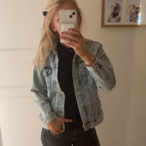 Jeansjacka  - Jättefin, säljer för ej användning. Tror det är barnstorlek på den stl 146 men jag är 16 år snart och använder den som den är! Hope u like it