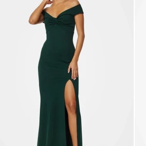 Mörkgrön långklänning med slits - Superfin balklänning från bubbleroom, jag har endast använt den på min bal förra året❤️