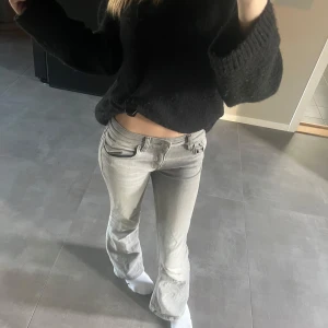 Grå bootcut jeans - Snygga grå bootcut jeans med låg midja. Perfekta för en avslappnad stil. De har en klassisk femficksdesign och en bekväm passform.