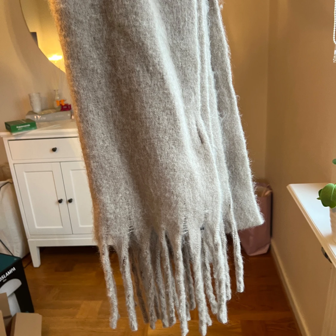 Beige halsduk med fransar - 1