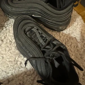 Svarta Nike Air Max skor  - Säljer ett par svarta Nike Air Max skor originala pris är 1900 kr men jag säljer de för 400 kr. Storle är 36.