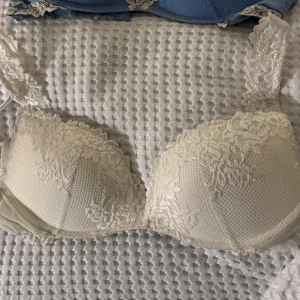 Vit Bh intimissimi - Elegant vit bh med spetsdetaljer från intimissimi i STORLEK 75C inte använd ofta 