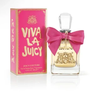Viva La Juicy Eau de Parfum från Juicy Couture - Elegant parfymflaska med en klar glasdesign och en stor, rosa rosett runt halsen. Flaskan pryds av en gyllene emblem och en charm i form av en nyckel. Doften är känd för sina fruktiga och blommiga toner, perfekt för den som älskar en söt och livlig doft. 100ml från början och ni ser på andra och tredje bilden hur mycket som är kvar. Köpt från eleven för 1 149kr🥰