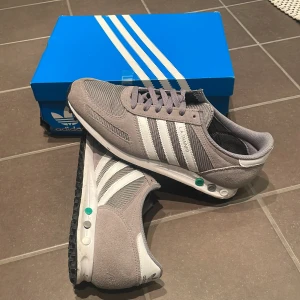 Adias la trainers - Sköna trainers från adidas. Köpta för 3 veckor sen, för stora för mig, inga skador alls, köpte från jd sports för 1200kr