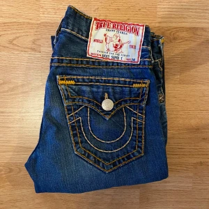 True Religion Jeans Ricky Super T - !skicka bud för snabb affär! Feta true religion jeans, storlek 32 i prima skick. Skriv om ni undrar någonting 📲💯