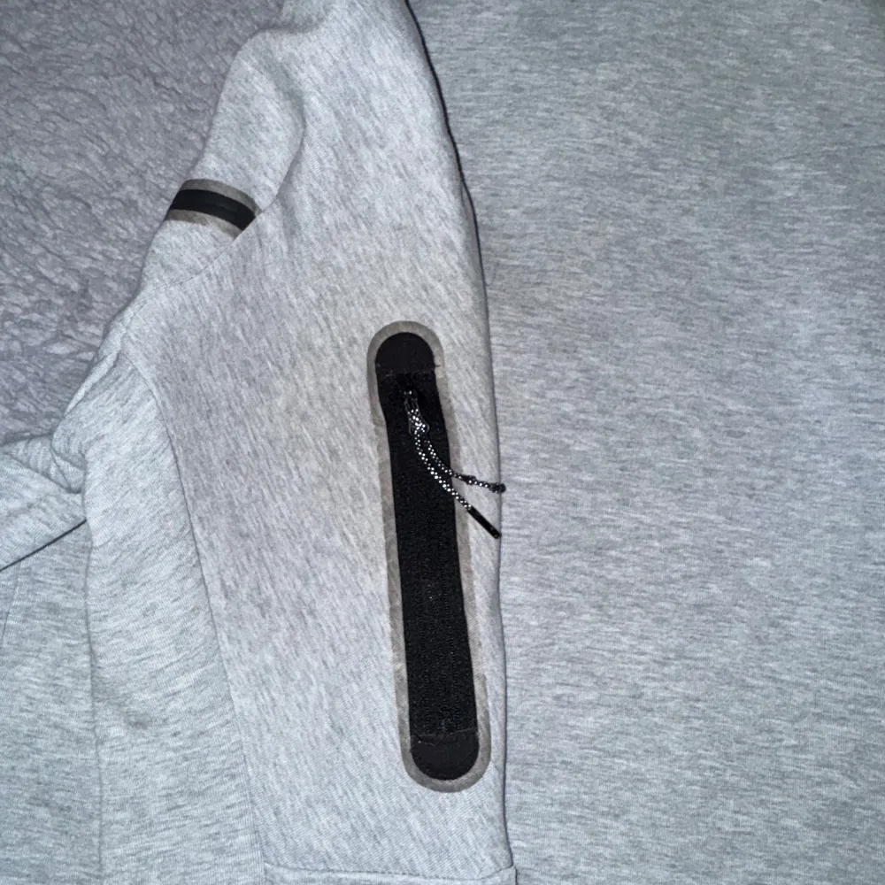 Grå Nike tech kofta. Storlek S . Hupparit & Collegepaidat.