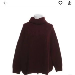 Vinröd stickad polotröja från Zara - Mysig vinröd stickad polotröja från Zara. Perfekt för kyliga dagar med sin höga krage och långa ärmar. Tröjan har en enkel design som gör den lätt att matcha med olika outfits.