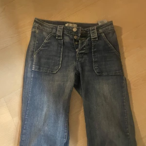 Jeans - Säljer dessa så cool och unika jeansen, knappt använda!! Skriv för mer bilder☺️🙏🏼💕