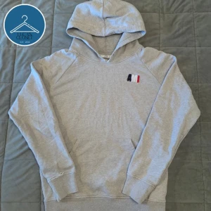 Ami Paris Hoodie - Ami Paris hoodie i använt skick. Det förekommer några defekter så som små slitningar och ett hål man kan se på sista bilden. Utöver detta är tröjan i fint skick. Hör av er vid funderingar 🙌🏼Tröjan är storlek XL men passar L.