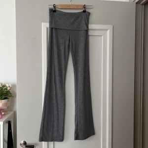 Grå yoga pants från Gina Tricot - Snygga gråa yoga pants från Gina Tricot med en bekväm passform. Byxorna har en låg midja och är tillverkade i ett mjukt material som ger en skön känsla. Perfekta för en avslappnad stil.