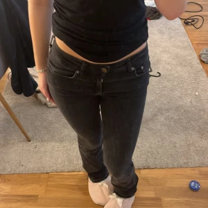 Svarta jeans - Snygga svarta jeans med låg midja och en tight passform. Jeansen är från Zara i storlek 34, de är köpta för 500kr och säljer nu för 300kr, jeansen säljs inte längre från Zara!!💞