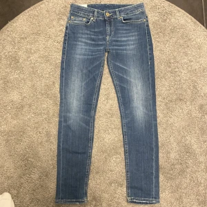 Dondup Jeans W27/L28 - Säljer nu dessa trendiga dondup jeansen i sjukt snygg tvätt då de håller på att bli för små. Skick: 8/10. Storleken är lite oklar men skulle nog tippa på W27/L28 så den passar på någon som är runt 165 😄Jeansen sitter slim, vårt pris - 449 pga storleken. Vid frågor är det bara att slå en pling! 