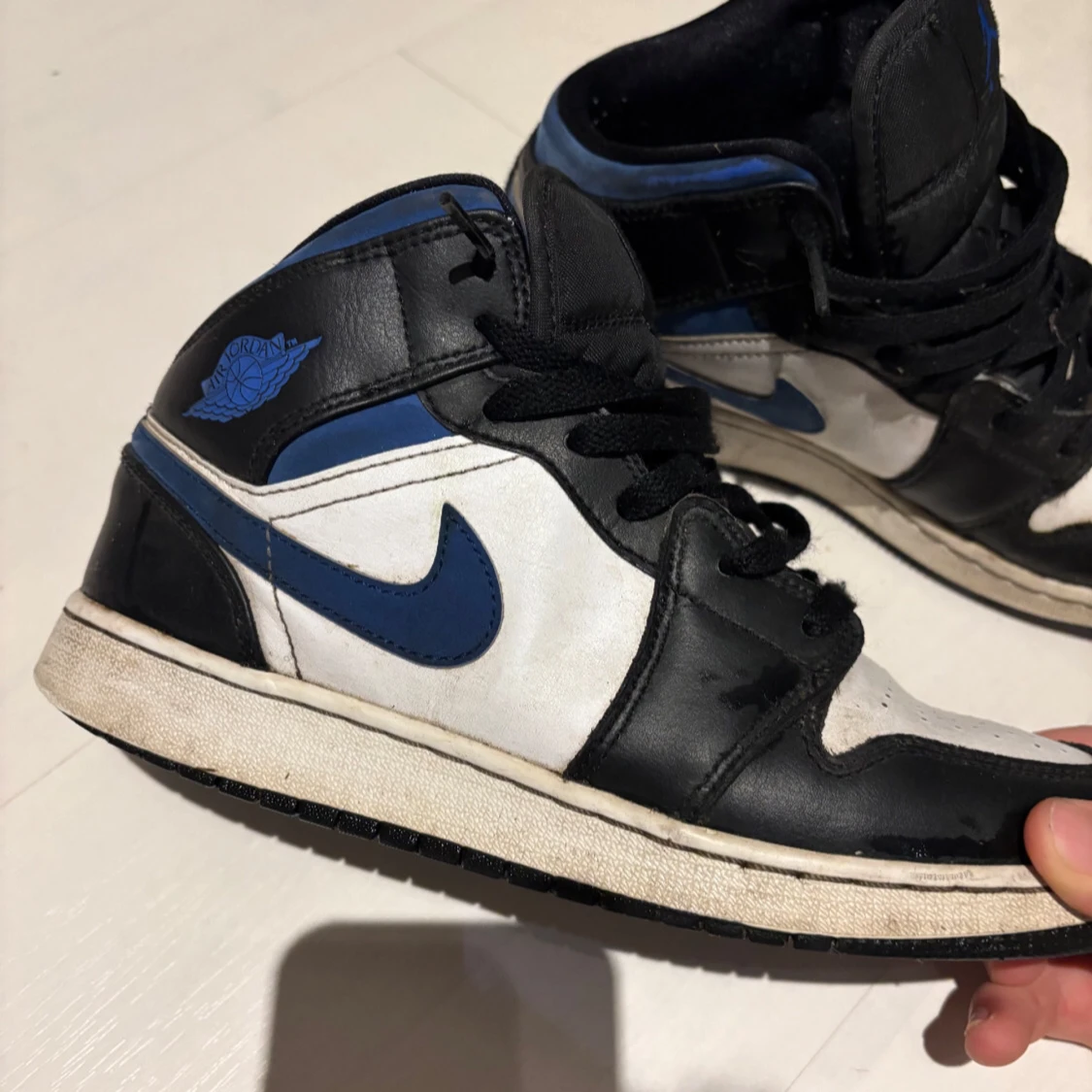 Nike Air Jordans i svart, blå och vit - 1