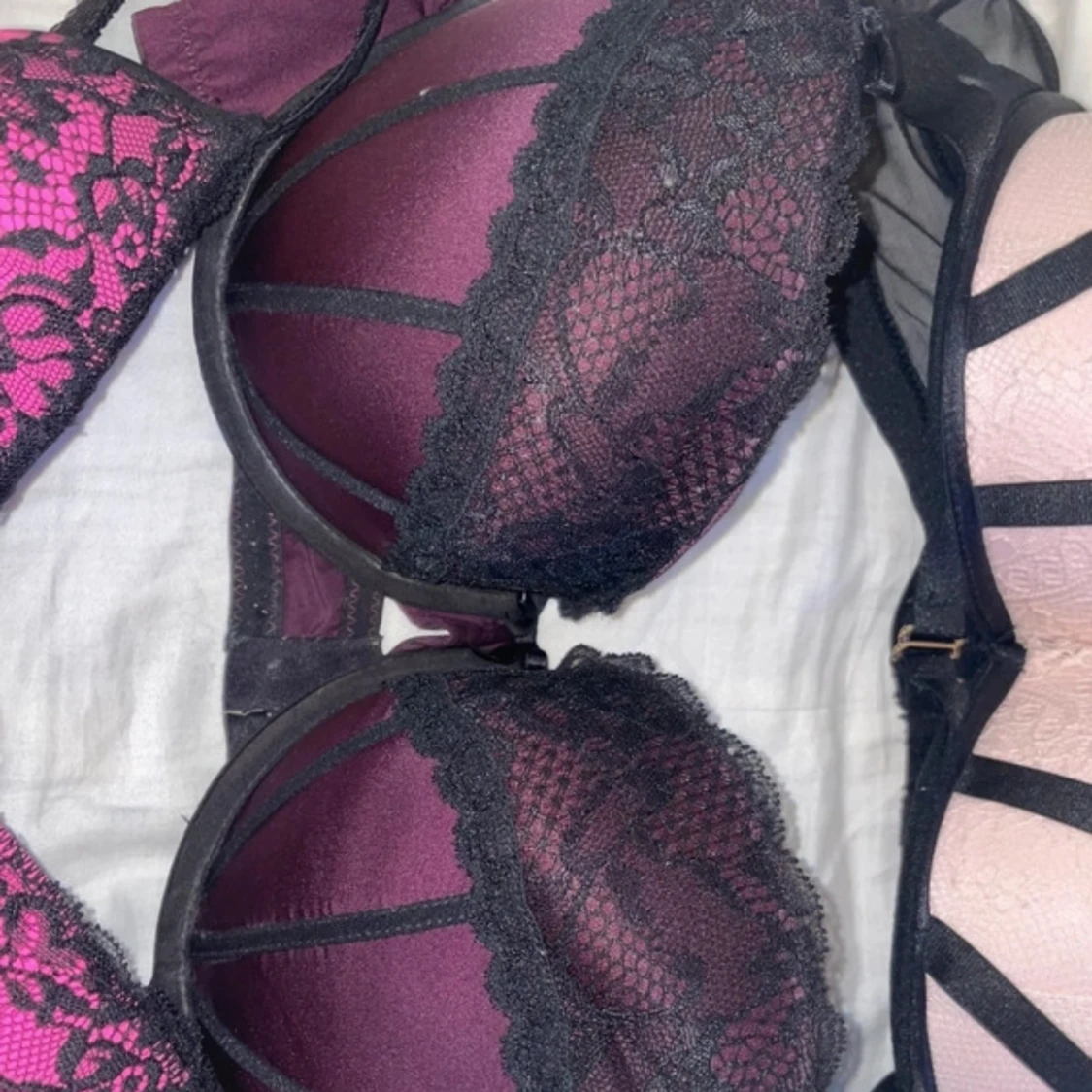 Lila och svart spets-bh