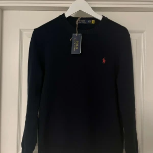Ralph Lauren Sweetshirt - Hej! Säljer nu en snygg Ralph lauren tröja från Ralph lauren. Nypris är 2399kr men köptes för 1499 på rea! Säljer pga att den var för liten☺️🙌🏼 Den är normal i storleken 😇