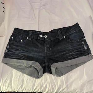 Svarta jeansshorts från Gigi - Köpta från Vinted men aldrig använda 🩷                      Storlek 38 men skulle säga att de passar mer som storlek L eller 40-42