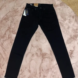 Polo Ralph Lauren jeans  - Svarta Polo Ralph Lauren jeans oanvända med prislapp. STRL 30/32