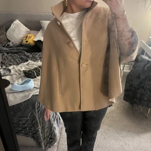 Beige poncho - jätte snygg beige poncho som passar perfekt nu till våren🤩