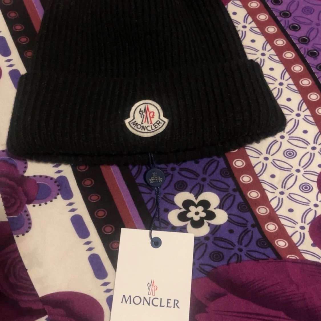 Svart ribbad mössa från Moncler