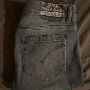 Ljusblå jeans från George - Snygga ljusblå jeans från George i skinny fit. De har en klassisk femficksdesign och är tillverkade i denim. Perfekta för en stilren look. Passar perfekt i denna trend som är inne just nu, priset går att diskutera