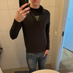Uniqlo tröja - Uniqlo tröja i bra skick, inte använts mycket | Storlek: XS (modellen på bilden är 183 cm lång)🌟
