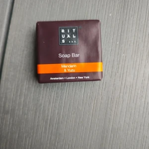 Tvål från Rituals - En lyxig tvål från Rituals med doft av mandarin och yuzu. Perfekt för att förvandla dina dagliga rutiner till något speciellt. Kompakt och lätt att ta med sig.