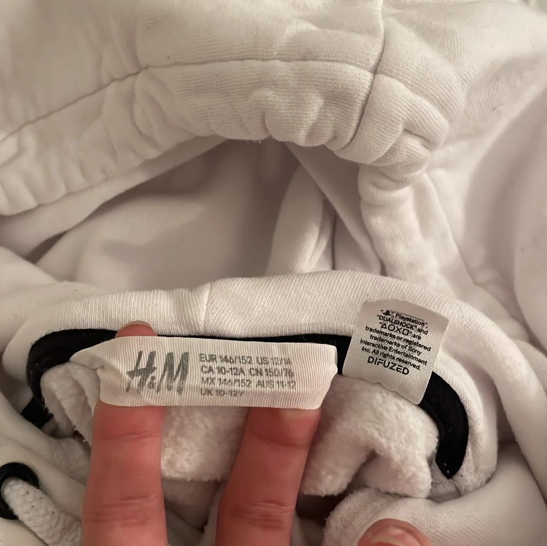 Vit hoodie med PlayStation-tryck från H&M - 2