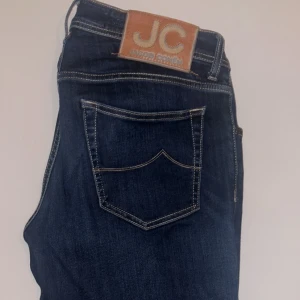 Jacob cohen jeans - Jc jeans i storlek 32, nytt skick inga defekter. Modell nick, med orange vita detaljer i mörkblå färg. Riktigt feta jeans till fest! Nypris ligger över 6 tusen.