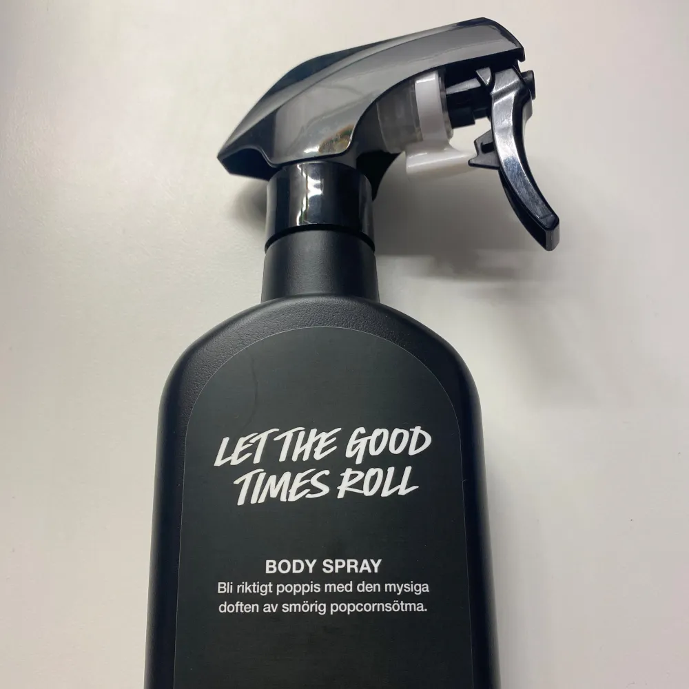 OBS! Läs hela beskrivningen innan köp! ❣️          Säljer en ”travelsize” av Let the good times roll i fem m l glas de cant, lätt att ta med sig på språng eller resa. Perfekt för den som vill testa liten mängd innan ett större köp. Doftar sött som smöriga karamellpopcorn, salt kola, vanilj🥰🍿🥮🍭🧁 Riktigt mumsig doft perfekt för alla roliga tillfällen!💃🏻Skickar snabbt! Postar snabbt💌. Muu.