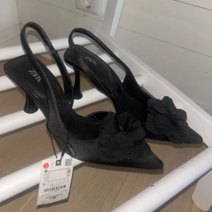 Klackskor - Klackar med spetsig tå med prislapp kvar, endast testade 