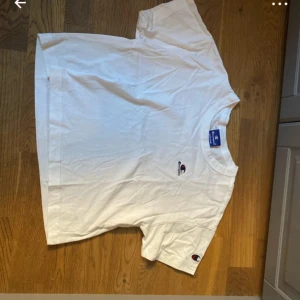 T-shirt - Säljer denna vita t-shirt från champion i helt nytt skick, aldrig använd! Storlek 140 men passar mig folk som har XS🥰