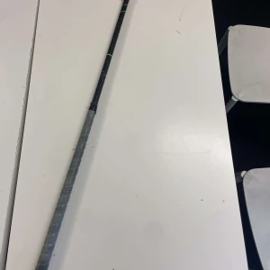 Salming X PRO F29 Right - Säljer en Salming X PRO F29 Right. Den är sparsamt använd.  Den är 96 cm lång. Är väldigt lätt. Har på ett Q-1 i PE plast finns också i PP, kan också lösa left blad om det finns intresse. Har du frågor tveka inte med att skriva då.   Nypris:1899kr vårat Pris:649