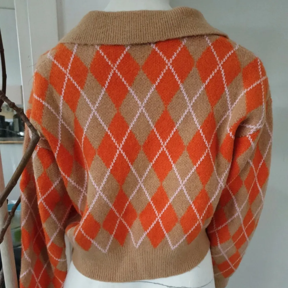 Säljer en snygg och trendig beige och orange tröja med argyle-mönster. Tröjan är croppad med långa ärmar och en klassisk krage. Perfekt för en stilren och avslappnad look. 🌟 Har i storlek S och M. Neuleet.