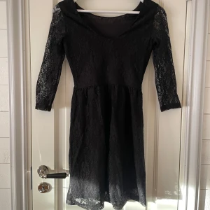 Svart spetsklänning  - Fin svart klänning från Vero Moda. Trekvartslånga ärmar. Ryggen är lite djupare än i fram. Inte onödigt kort😊Inte använt så mycket. Om man vill se hur den ser ut på är det bara och fråga😊
