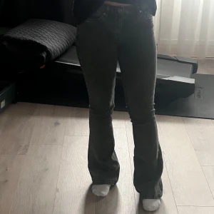 Svarta bootcut jeans - Snygga svarta bootcut jeans med en klassisk femficksdesign. De har en lätt tvättad look och är perfekta för en avslappnad stil. Passar bra till både sneakers och klackar.