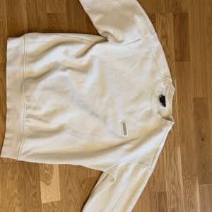 Vit sweatshirt från H&M - Säljer en vit sweatshirt från H&M i relaxed fit. Tröjan har en enkel design med rund hals och långa ärmar. Perfekt för en avslappnad stil. 🕶️använd fåtal gånger