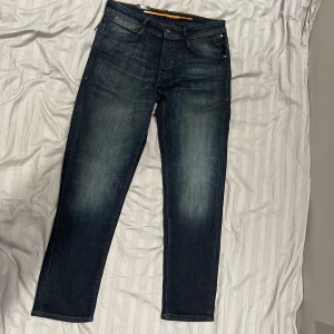 Mörkblå jeans från Jack & Jones - Säljer mina mörkblåa Jack & Jones jeans. Passformen är tapered mike. Helt oanvända.