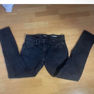 Hyperflex Replay Anbass Jeans 31/32 - Mycket fin skick till ett bra pris på dessa replay anbass storlek w31 L32, hyperflex ✅Nupris på detta är 1700kr mitt pris 499kr, frågor? Bara höra av sig 🙌