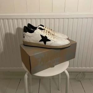 Golden Goose skor  - Ett par feta golden goose skor som är svarta och vita. Dem är i proncip helt nya endast använda ett par fåtal gånger (storlek 43)! Bara att skriva vid intresse! Kvitto finns självklart 